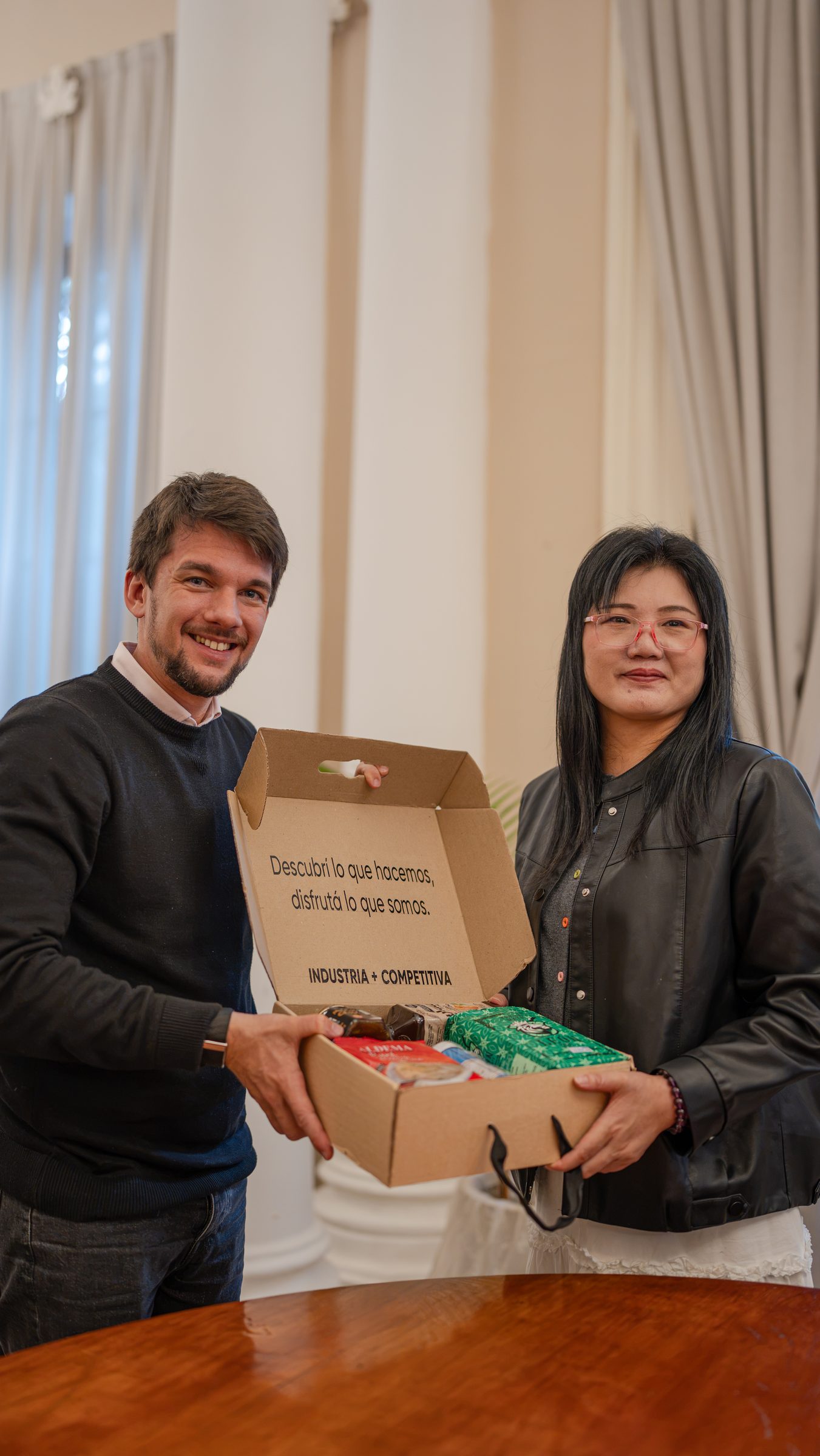 Entrega de productos misioneros a Lin Ronghua